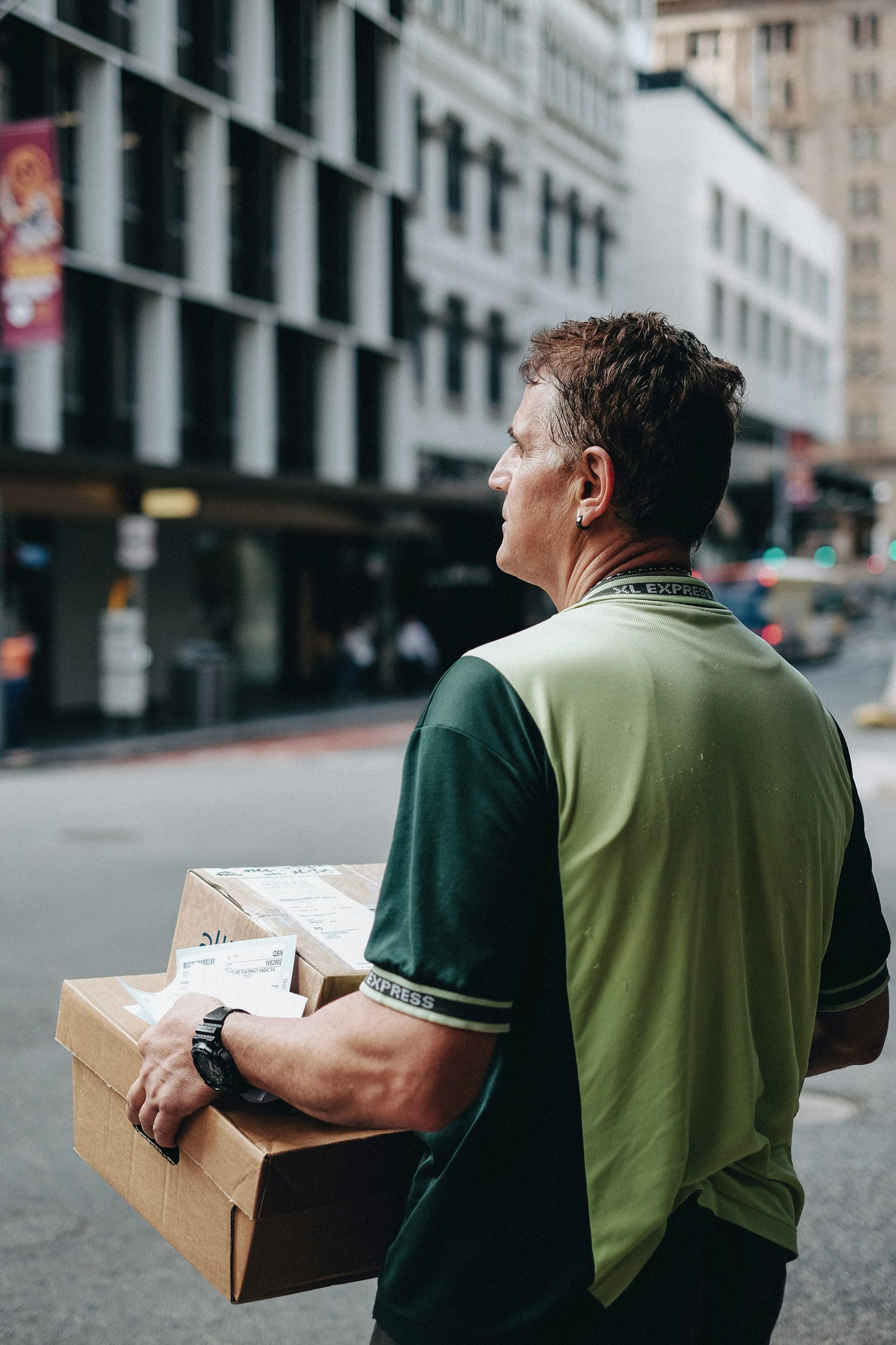 homme transportant des cartons pendant la journée