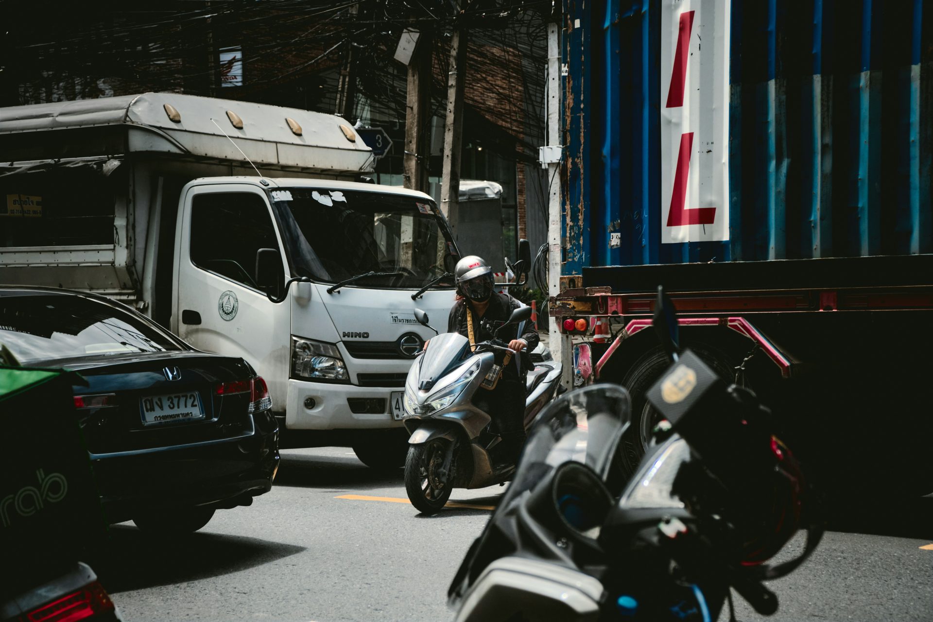 un groupe de motos et de voitures dans une rue