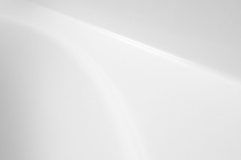 une photo en noir et blanc d'un mur blanc