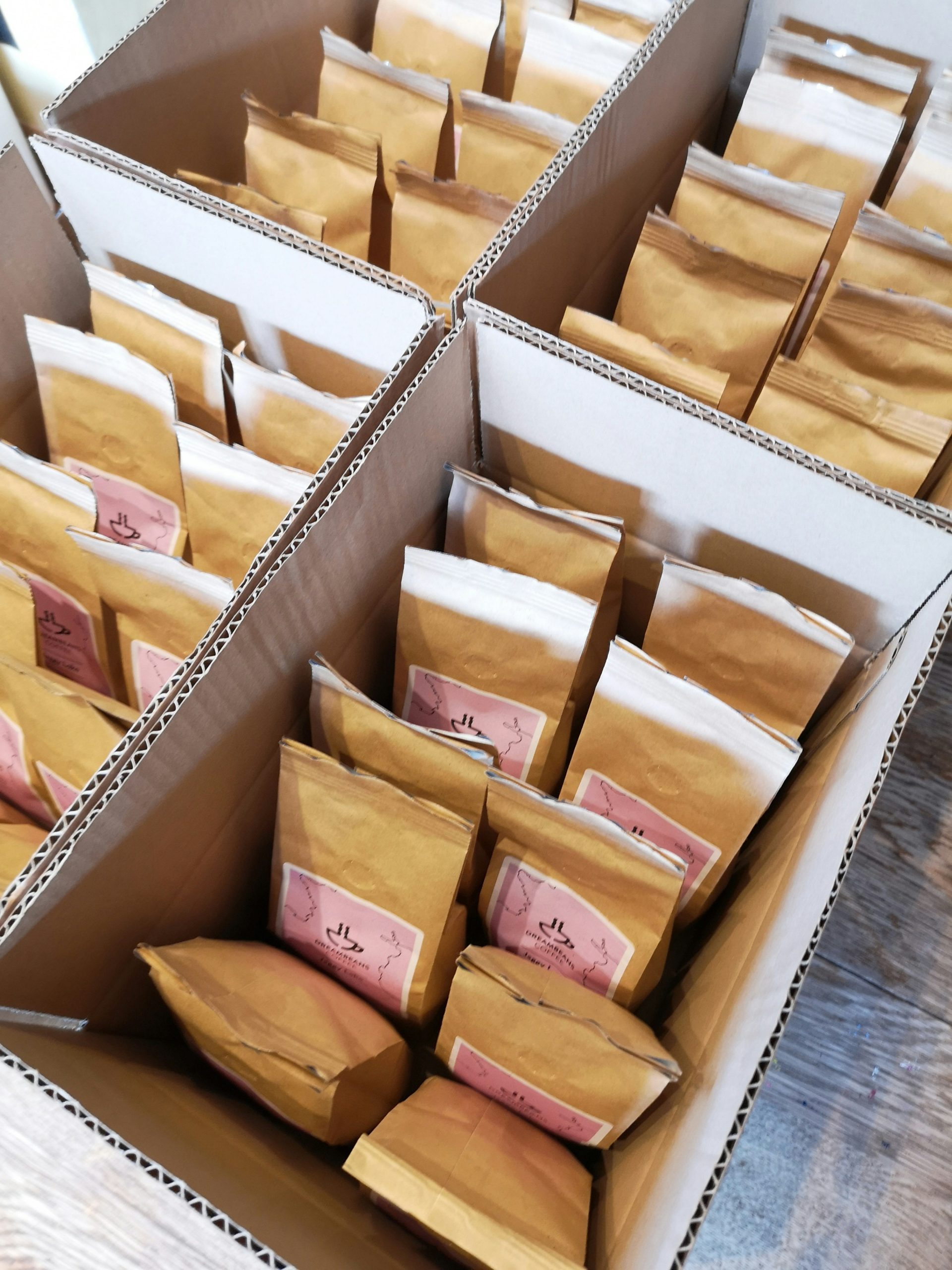 un gros tas de cartons
