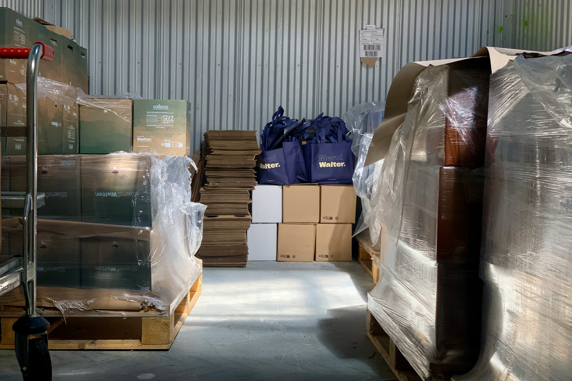 un entrepôt rempli de beaucoup de boîtes et de sacs