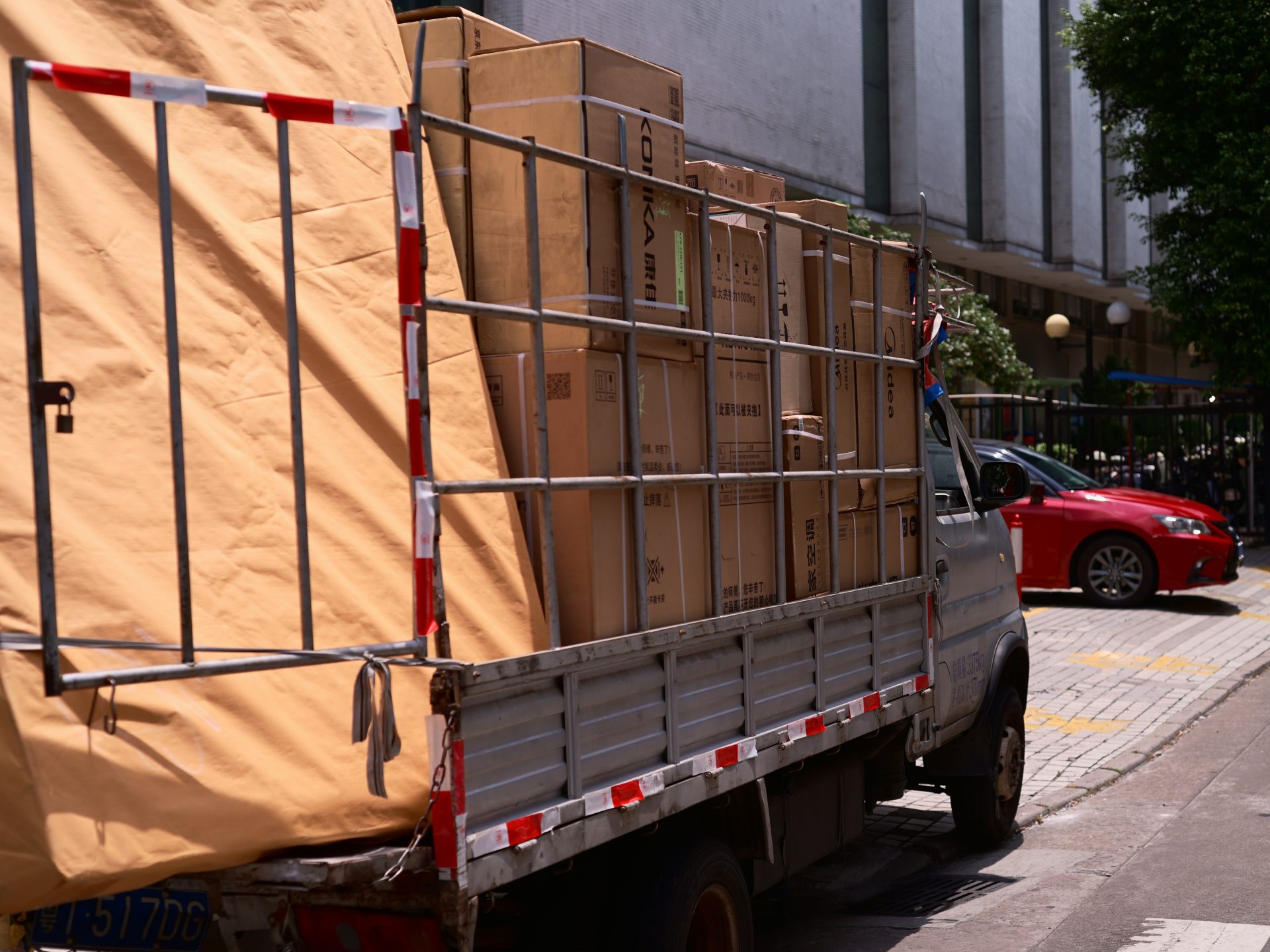Un camion est chargé de cartons et d’autres articles.