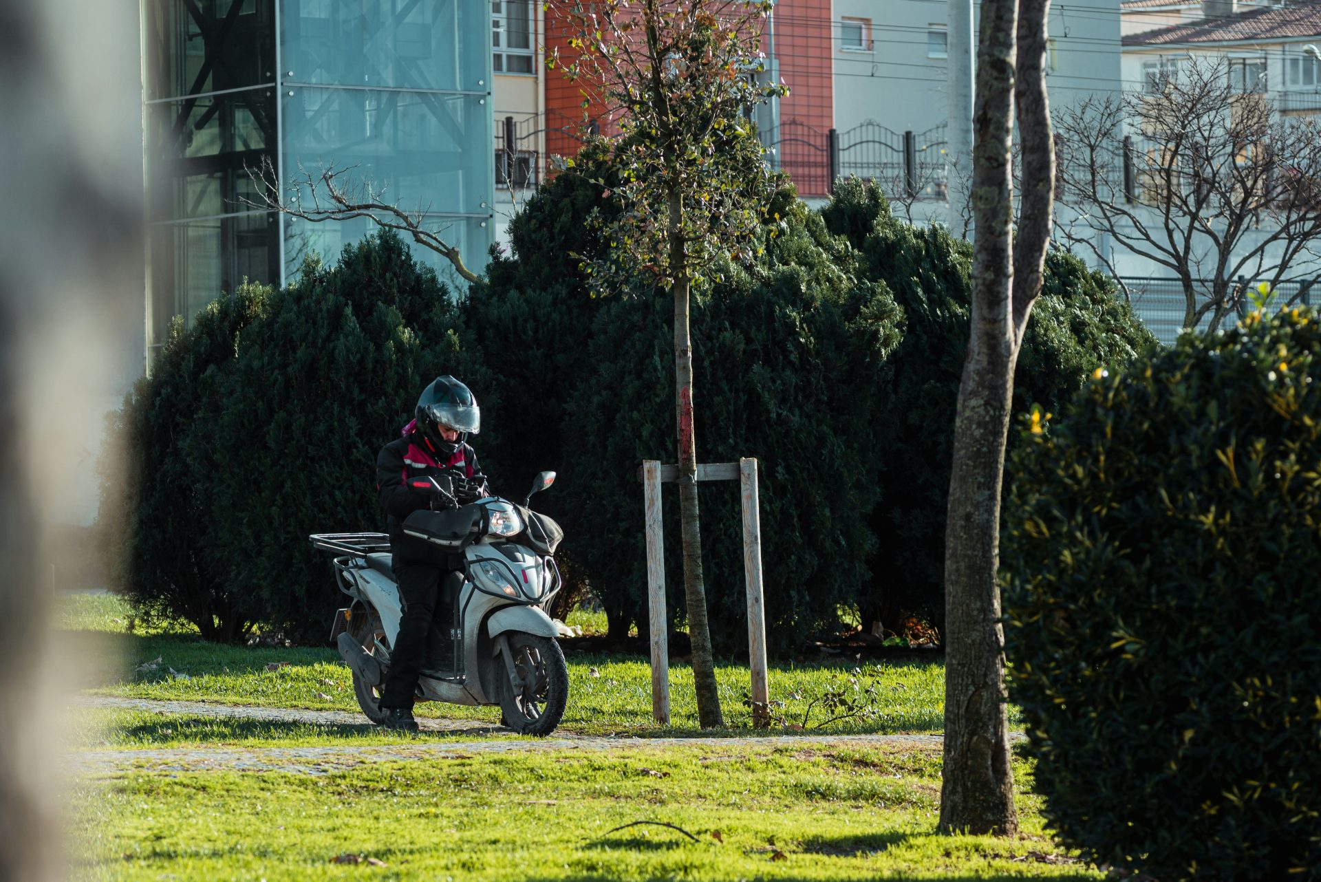 une personne conduisant un scooter dans une rue de la ville